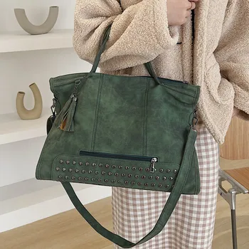 Зеленая замшевая женская сумка-мессенджер, большие женские сумки-тоут из матовой кожи, сумочка с заклепками и кисточками, большая женская сумка для покупок